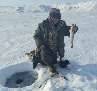 Подледная рыбалка на арктического гольца в тундровой части Якутии